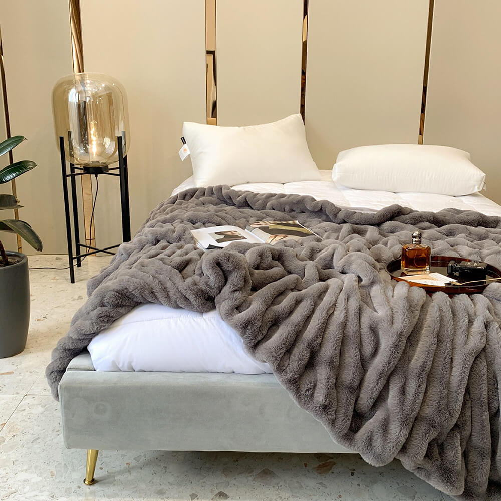 Super Soft Faux Fur & Velvet Luxury Pet Throw Blanket Human Blanket - FUNNYFUZZY